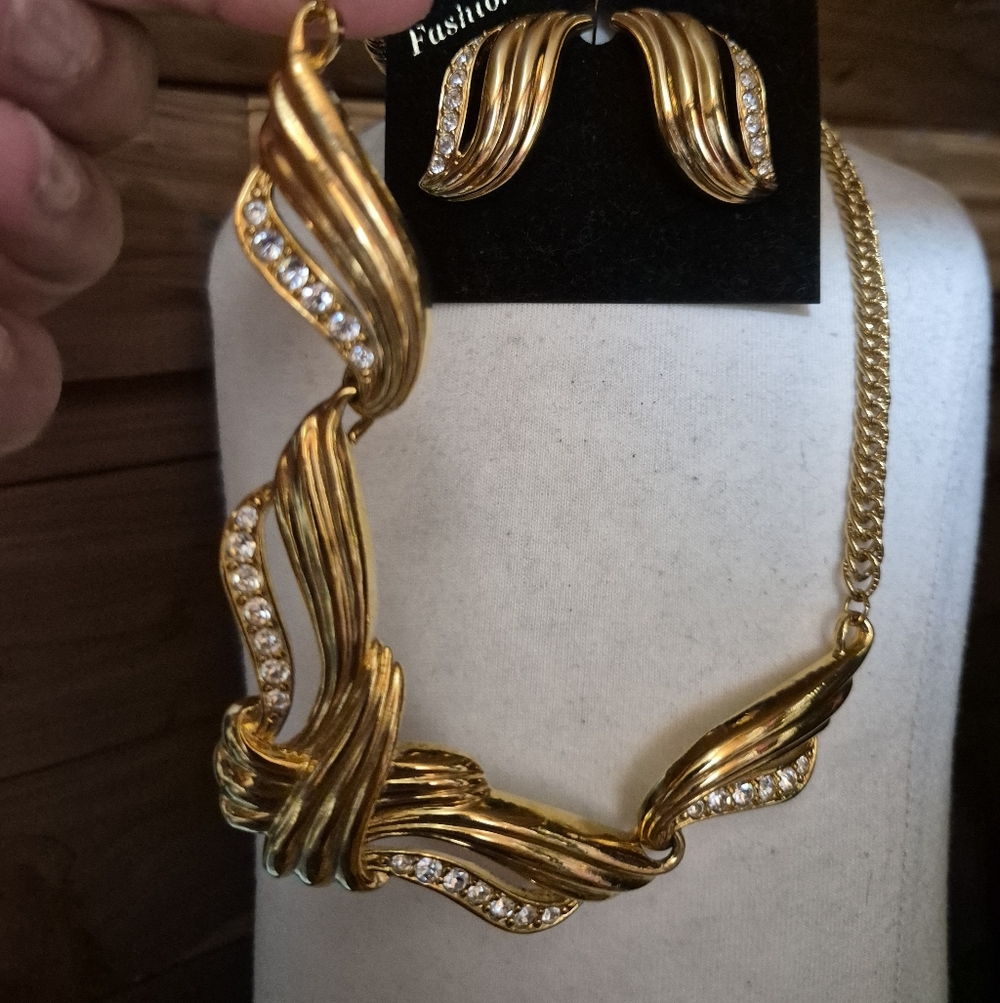 Avon  Runway 1992 Gold-Tone Crystal Wave Necklace & Earrings Set - Picture 2 of 9